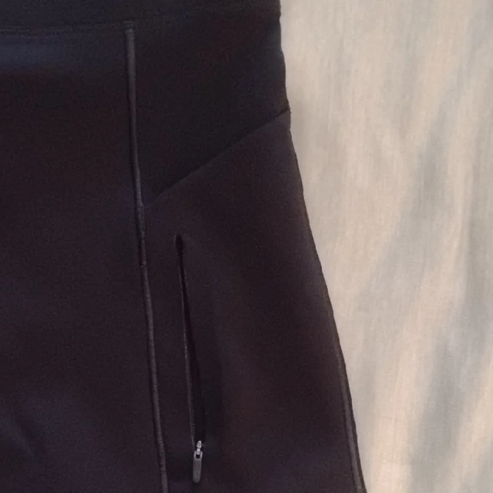 Nike Black High-Rise Compression Bike Shorts with Side Pockets - Picture 2 of 7